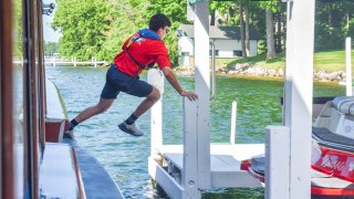 Estos adolescentes saltan de un barco en marcha para repartir correo en Wisconsin