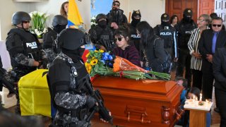 Los ecuatorianos aún lloran la muerte a tiros del candidato presidencial Fernando Villavicencio.