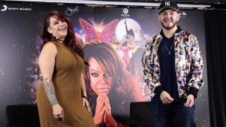 Los hijos de la fallecida cantante Jenni Rivera, Jacqie Rivera y Johnny López visitaron México para promover el álbum póstumo de su madre.