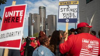 Miles de trabajadores están en huelga contra las tres automotrices en Estados Unidos.