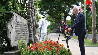 El presidente Biden visita el monumento en honor al senador John McCain en Vietnam