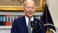 Biden asegura a Ucrania el apoyo de EEUU pese a la oposición del ala trumpista