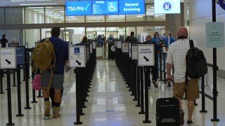 En cada uno de estos días, se espera que unos 3,000 pasajeros lleguen a las puertas del aeropuerto y muchos más harán conexiones.