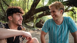 Bad Bunny y Gael García Bernal en “Cassandro”.