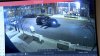 Video de vigilancia muestra a sospechosos quitando una barrera de concreto