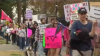 Activistas marchan en Phoenix en el aniversario de Roe vs. Wade