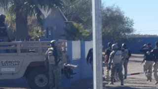 Rescatan a 18 migrantes secuestrados en motel de Sonora