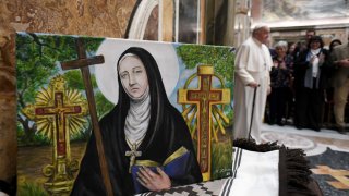 Canonización de la Beata María Antonia de San José de Paz y Figueroa el 9 de febrero de 2024 en la Ciudad del Vaticano. Conocida como Mamá Antula, la monja de origen argentino fundó la Casa de Ejercicios Espirituales de Buenos Aires y es la primera mujer santa argentina. El Papa Francisco eligió la fecha de su canonización para el 11 de febrero de 2024, aniversario de la primera aparición de la Santísima Virgen María en Lourdes.