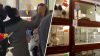 Sospechosa genera caos y agrede a turista en tienda de mascotas de Manhattan