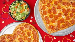 Recaudan fondos para hospitales Children's Miracle Network con ventas de pizzas en forma de corazón