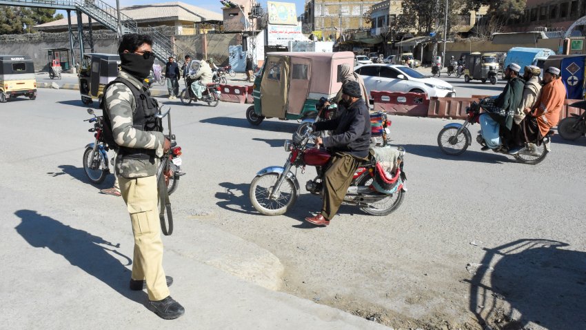 A policeman stands guard along a street after a bomb blast in Quetta on February 1, 2024. On January 31, two candidates — one standing for the national assembly, the other for a provincial seat — were attacked with grenades in the Baluchistan provincial capital of Quetta. (Photo by Banaras KHAN / AFP) (Photo by BANARAS KHAN/AFP via Getty Images)