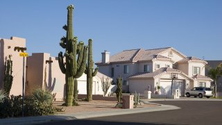 Esto es lo que necesitas ganar para pagar cómodamente una casa en Phoenix, según un nuevo estudio