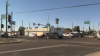 Investigan colisión que dejó dos policías y una mujer heridos en Phoenix