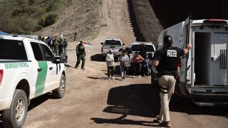 Líderes de Arizona se reúnen en la frontera para pedir más fondos al Congreso