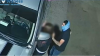 Buscan a sospechoso de asaltar a una mujer afuera de una tienda en el oeste de Phoenix