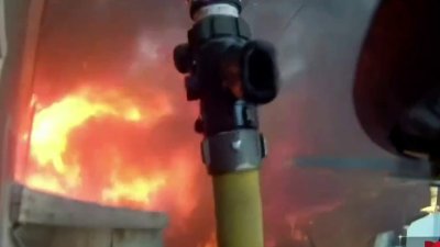 Fuera de control: incendio destruye casa en San Tan Valley; fue provocado, aseguran autoridades