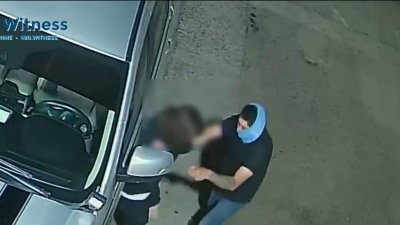 Captado en video: asalto a mano armada en Phoenix; buscan a sospechoso