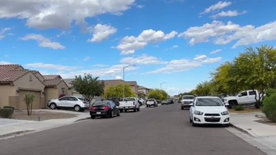 Encuentran a hombre muerto con heridas de bala en un vecindario de Phoenix