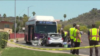 Identifican a mujer que murió tras colisión con autobús de Valley Metro