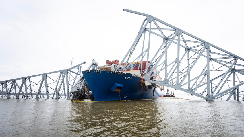 Fotografía de archivo donde se ven las vigas de acero del puente Francis Scott Key colapsado el pasado 27 de marzo luego del que el buque Dali impactara con la estructura. EFE/EPA/JIM LO SCALZO