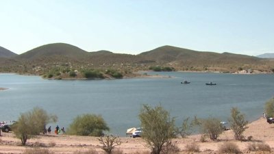 Autoridades buscan a hombre que desapareció después de saltar al lago Pleasant