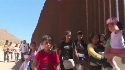 Migrantes enfrentan caminando las altas temperaturas del desierto de Arizona