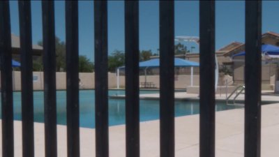 Hombre es hospitalizado después de ser sacado inconsciente de una piscina en Phoenix