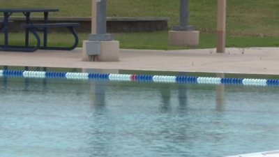 Ciudad de Phoenix abre piscinas en medio de escasez de personal