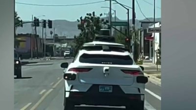 ¡Qué tal Arizona! Vehículo autónomo se confunde de forma peligrosa en Phoenix