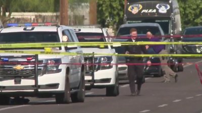 Sospechoso muere en tiroteo con oficial en el sur de Phoenix