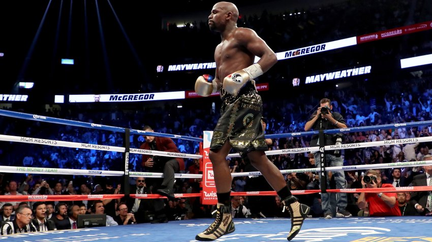 LAS VEGAS, NV – AUGUST 26:  Referee Robert Byrd stops the fight in round 10 with a TKO of Conor McGregor by Floyd Mayweather Jr. in their super welterweight boxing match on August 26, 2017 at T-Mobile Arena in Las Vegas, Nevada.  (Photo by Christian Petersen/Getty Images)