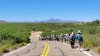 Caminan por el desierto de Arizona en memoria de los migrantes muertos en la frontera