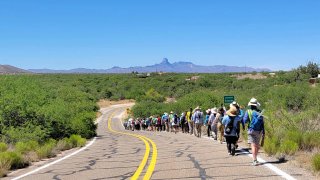 'Caminata del migrante' avanza en la frontera de EE.UU. y México en tributo a los muertos