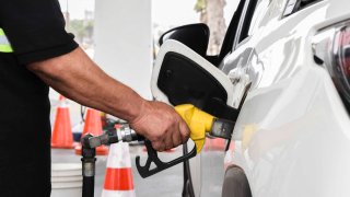 Biden libera un millón de barriles de gasolina para bajar los precios antes de elecciones