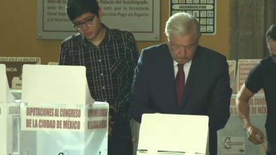 AMLO emite su voto a un costado de Palacio Nacional