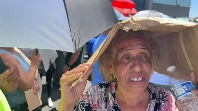 “Queremos votar”: claman mexicano en Phoenix entre largas filas bajo calor extremo