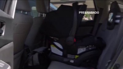 Mujer arrestada por dejar a su hija en auto bajo calor extremo