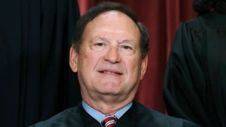 ARCHIVO – El juez Samuel Alito se une a otros miembros de la Corte Suprema mientras posan para un nuevo retrato grupal, el 7 de octubre de 2022, en el edificio de la Corte Suprema en Washington.