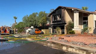 Dos vehículos eléctricos se incendian dentro de garaje de una casa en Phoenix