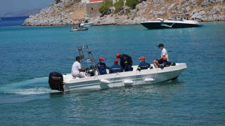 Los servicios de emergencia salen de Agia Marina en Symi, Grecia, donde el cuerpo del médico y columnista de televisión Michael Mosley fue descubierto durante una operación de búsqueda y rescate después de que desapareciera mientras estaba de vacaciones. La policía y los bomberos han estado utilizando drones para registrar la isla, que forma parte de la cadena de islas del Dodecaneso y está a unos 40 kilómetros al norte de Rodas. Fecha de la foto: domingo 9 de junio de 2024.