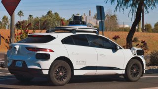 La Administración Nacional de Seguridad del Tráfico en las Carreteras indicó en su informe que el mes pasado un vehículo Waymo sin conductor chocó contra un poste de madera en Phoenix. (Foto de archivo)