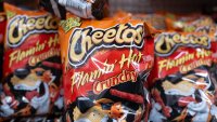 ¿Quién inventó los Flamin’ Hot Cheetos? La picante disputa sobre los orígenes llega a tribunales