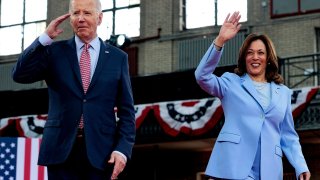 El presidente estadounidense Joe Biden, izquierda, y la vicepresidenta Kamala Harris llegan a un evento de campaña en el Girard College de Filadelfia, Pensilvania en el mes de mayo (Foto de archivo).