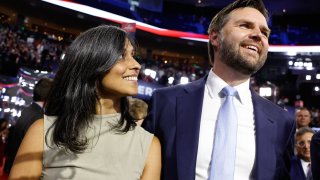 JD Vance y Usha Chilukuri Vance se conocieron mientras asistían a la Facultad de Derecho de Yale y se casaron en 2014. Comparten tres hijos.