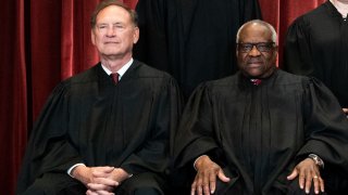 Los jueces de la Corte Suprema, Samuel Alito y Clarence Thomas.