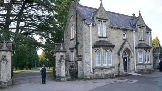 Las autoridades hallaron al sospechoso del triple homicidio en la entrada de este cementerio en Londres.