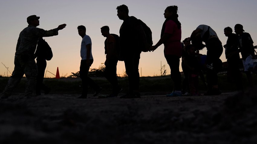 ARCHIVO – Migrantes que cruzaron el río Grande (Bravo) y entraron a Estados Unidos desde México forman una fila para ser procesados por la Oficina de Aduanas y Protección Fronteriza de Estados Unidos, el 23 de septiembre de 2023, en Eagle Pass, Texas. (AP Foto/Eric Gay, Archivo)