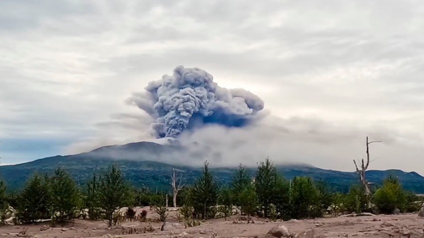 En esta imagen tomada de un video de la AP, proporcionado por el Instituto de Vulcanología y Sismología de la rama del Oriente Lejano de la Academia de Ciencias de Rusia, el domingo 18 de agosto de 2024, una columna de humo emerge del volcán Shiveluch, en la Península de Kamchatka, al norte de Petropavlovsk-Kamchatsky, Rusia. (Video del Instituto de Vulcanología y Sismología de la rama del Oriente Lejano de la Academia de Ciencias de Rusia vía AP)