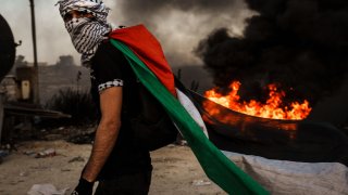 Un palestino protesta por la ocupación israelí en Cisjordania en los ataques de octubre de 2023.