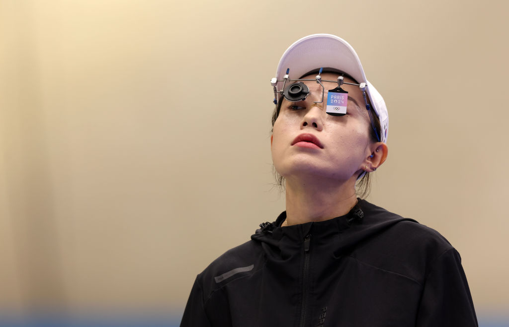 CHATEAUROUX, FRANCIA – 28 DE JULIO: Kim Yeji, del equipo de la República de Corea, se prepara para disparar durante la final femenina de pistola de aire comprimido de 10 m, el segundo día de los Juegos Olímpicos de París 2024, en el centro de tiro de Chateauroux, el 28 de julio de 2024, en Chateauroux, Francia. (Foto de Charles McQuillan/Getty Images).